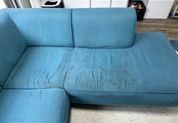 rode-wijn-vlek-in-bank